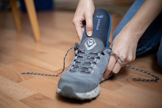 pedavit Casual Einlagen werden in graue Sneakers hineingelegt